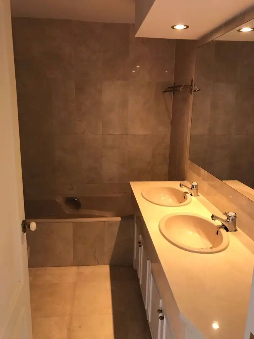 Badezimmer von Maisonette zum Verkauf in Benahavís mit Klimaanlage, Terrasse und Schwimmbad