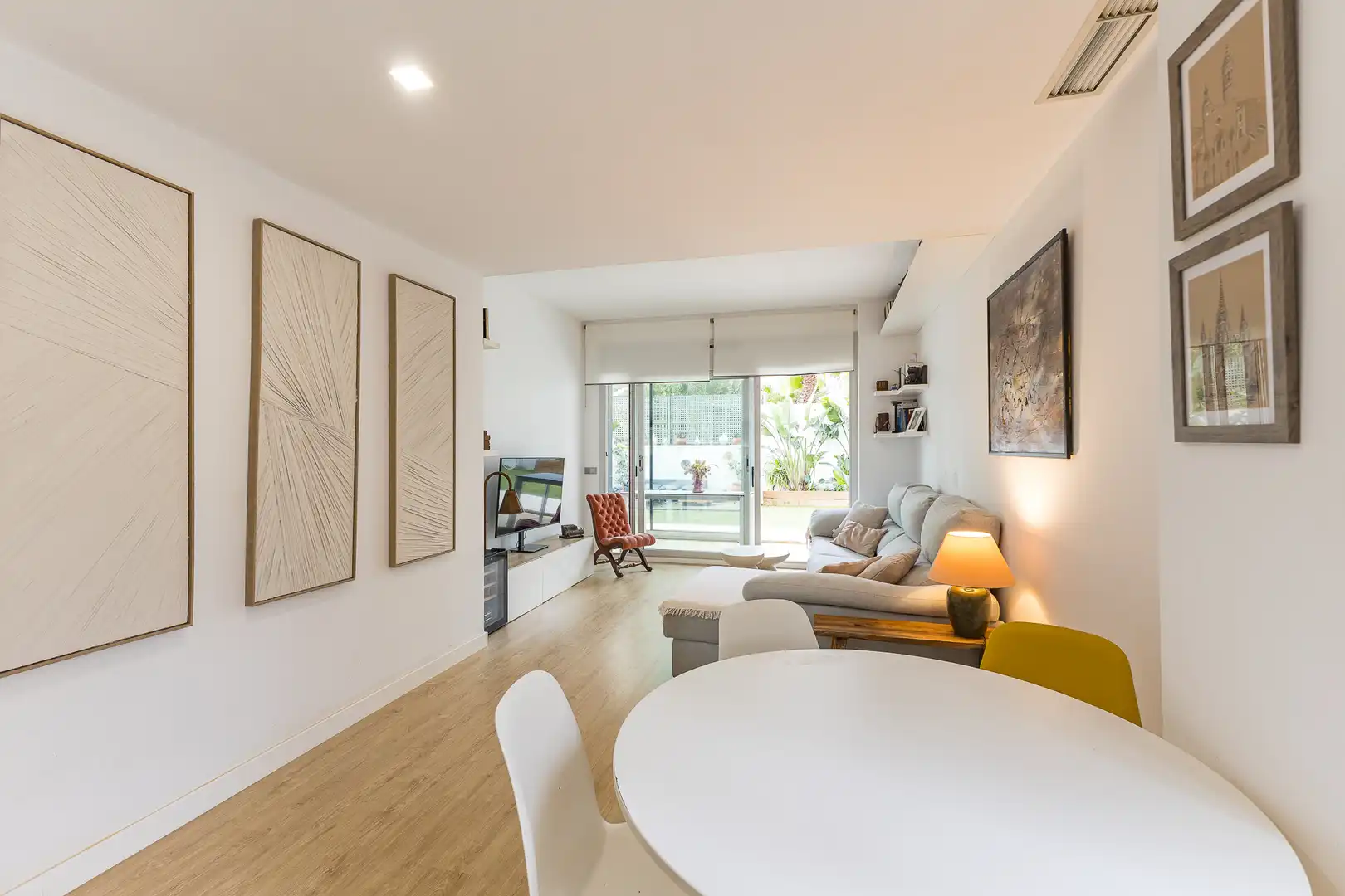 Wohnzimmer von Wohnungen zum Verkauf in Sitges mit Klimaanlage, Heizung und Privatgarten