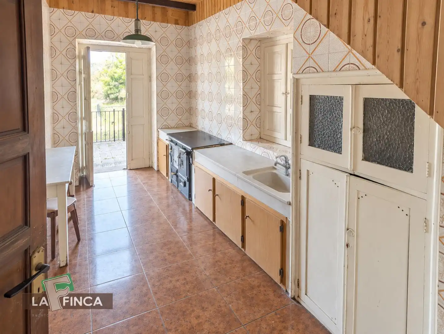 Cuina de Casa o xalet en venda en Oviedo  amb Terrassa i Moblat