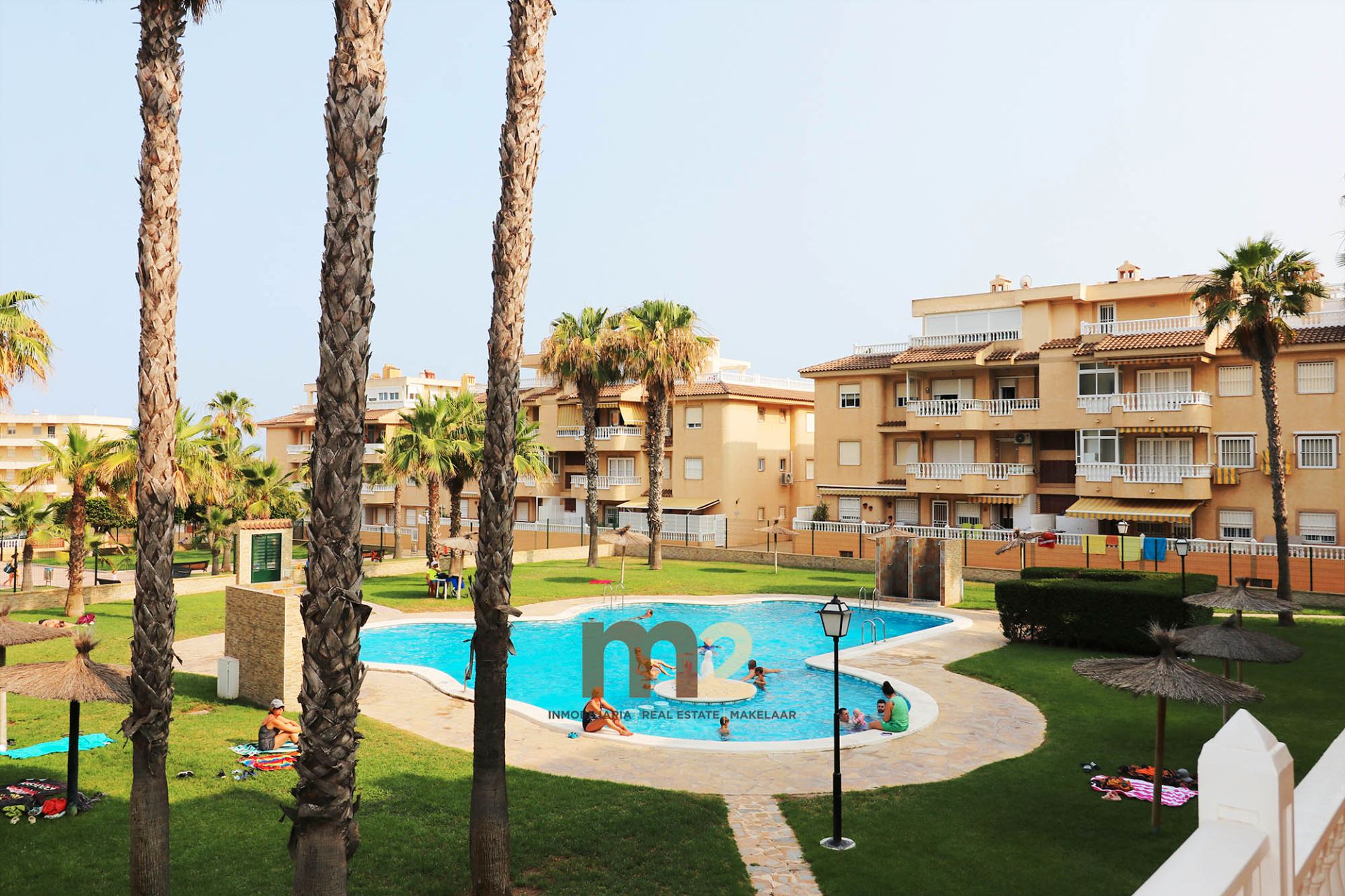 Piscina de Apartament de lloguer en Guardamar del Segura amb Aire condicionat, Terrassa i Moblat