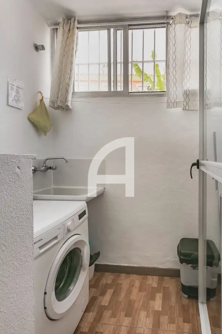 Badezimmer von Einfamilien-Reihenhaus zum Verkauf in Estepona mit Heizung, Terrasse und Schwimmbad