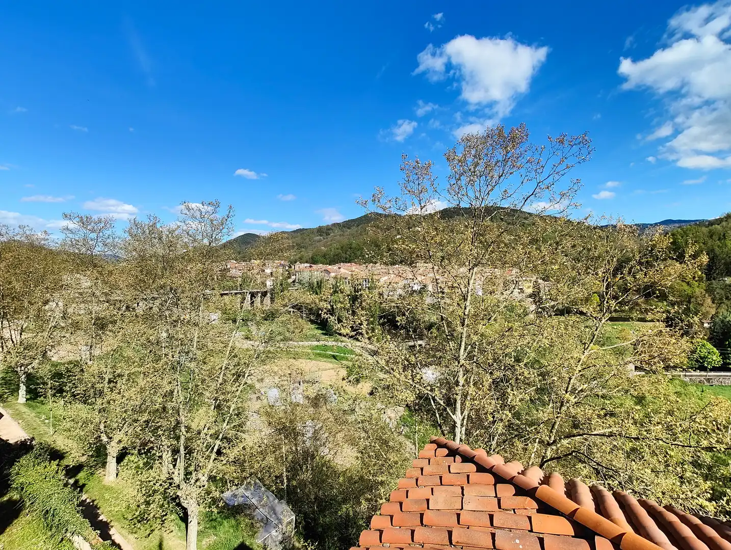 Vista exterior de Casa o xalet en venda en Sant Joan de les Abadesses amb Calefacció, Jardí privat i Terrassa