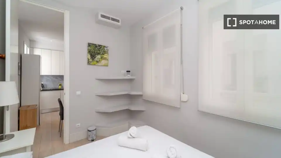 Bedroom of Flat for rent in Madrid  with Air Conditioner, Heating and Furnished
