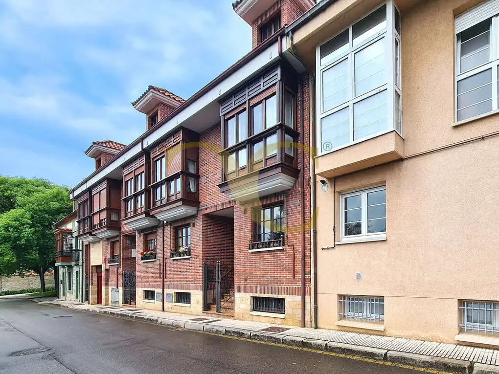 Vista exterior de Casa adosada en venda en Gijón  amb Calefacció i Traster