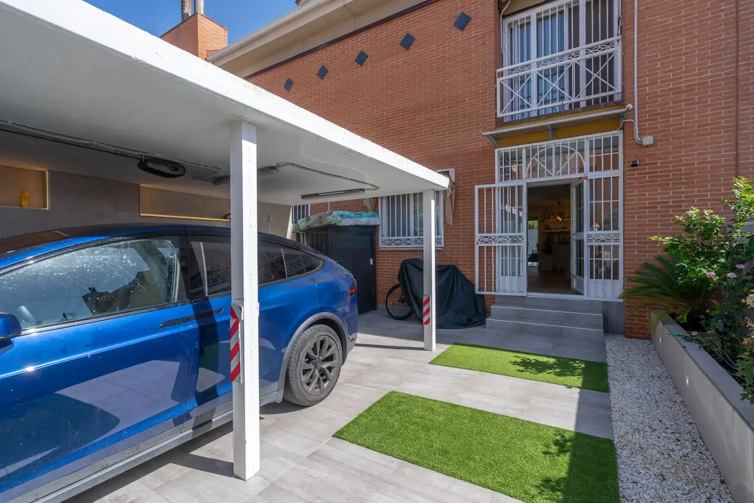 Parking of Detached homes for sale in Laguna Park