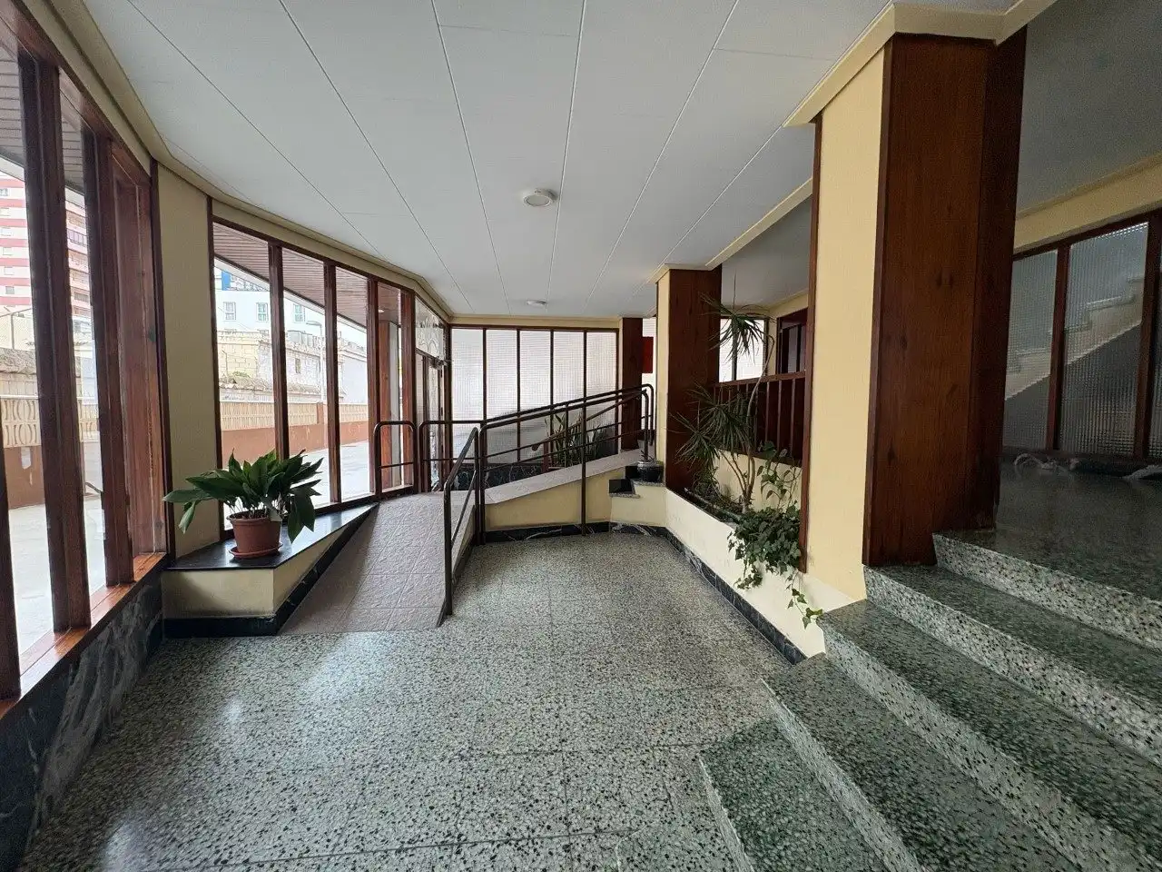 Wohnung zum Verkauf in Cullera mit Klimaanlage, Privatgarten und Terrasse