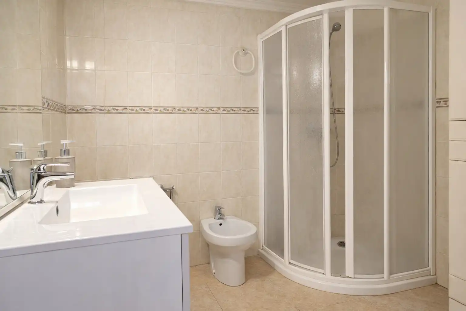 Bathroom of Apartments for sale in Dénia  with Washing machine, Microwave and TV