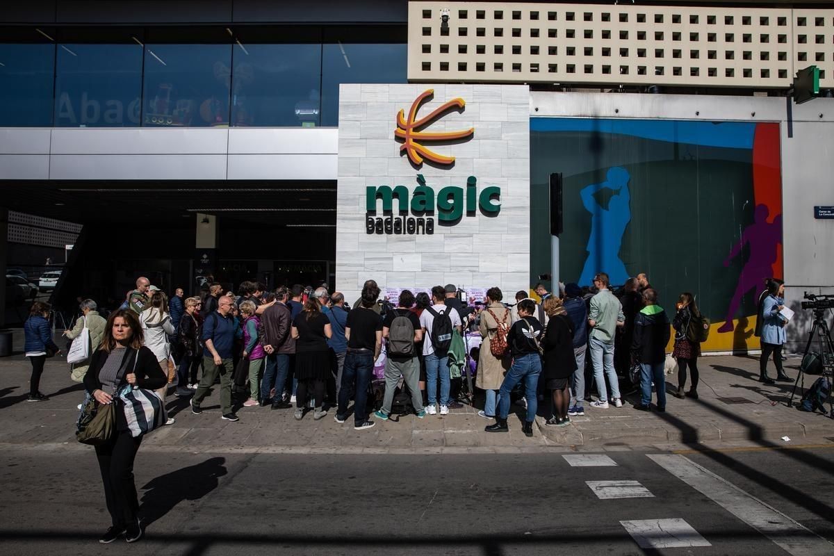 Vista exterior de Edifici en venda en Badalona