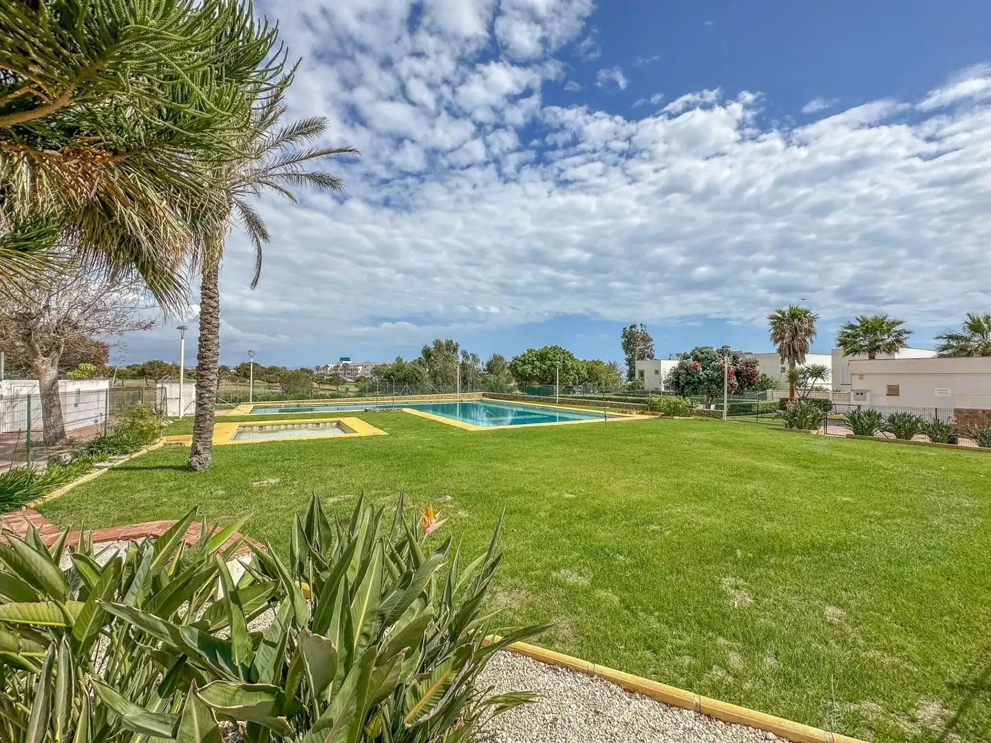 Piscina de Piso en venta en Almería con Aire acondicionado, Terraza y Balcón