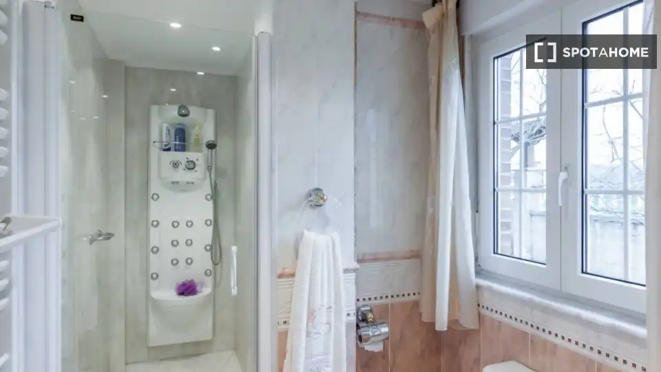 Baño de Piso para compartir en Torrelavega  con Aire acondicionado, Terraza y Amueblado