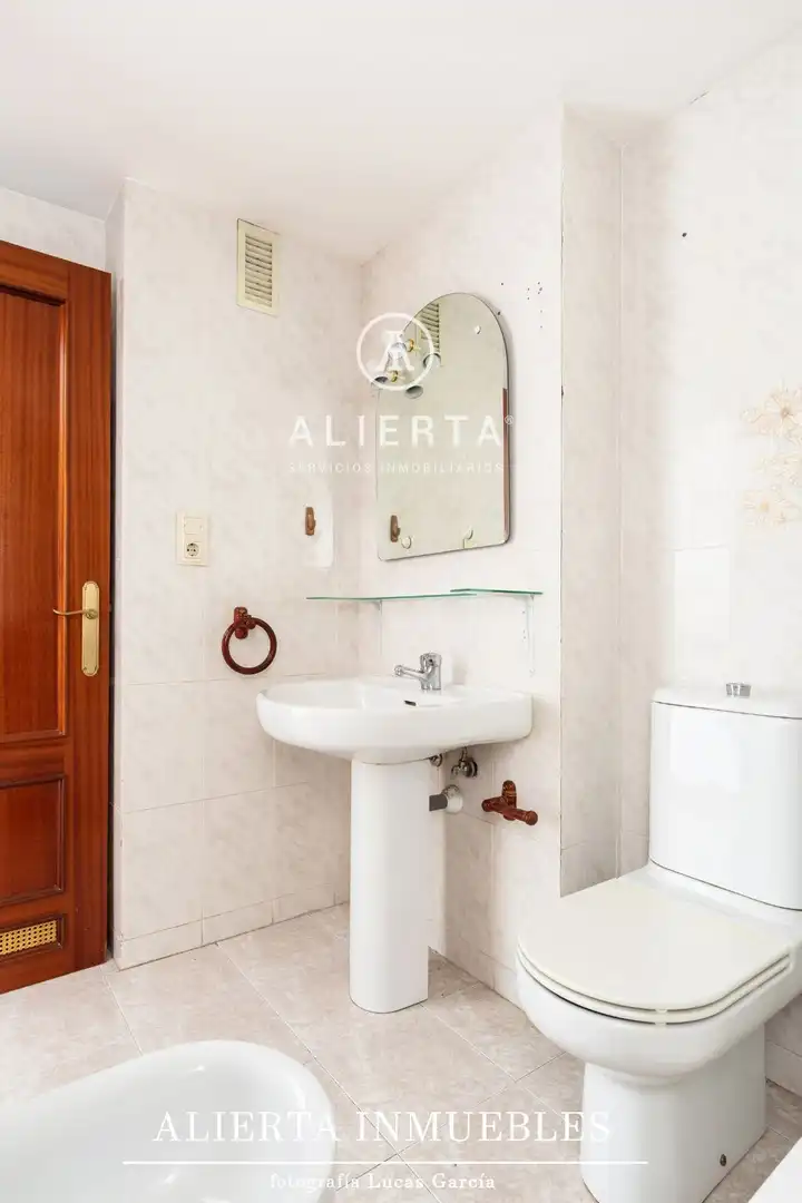 Bathroom of Flat for sale in Zaragoza  with Heating and Storage room
