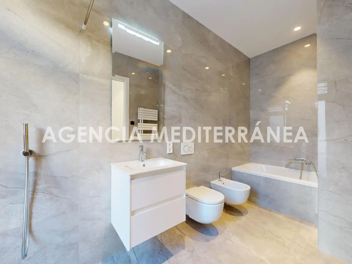 Baño de Piso en venta en Valencia con Aire acondicionado, Calefacción y Terraza