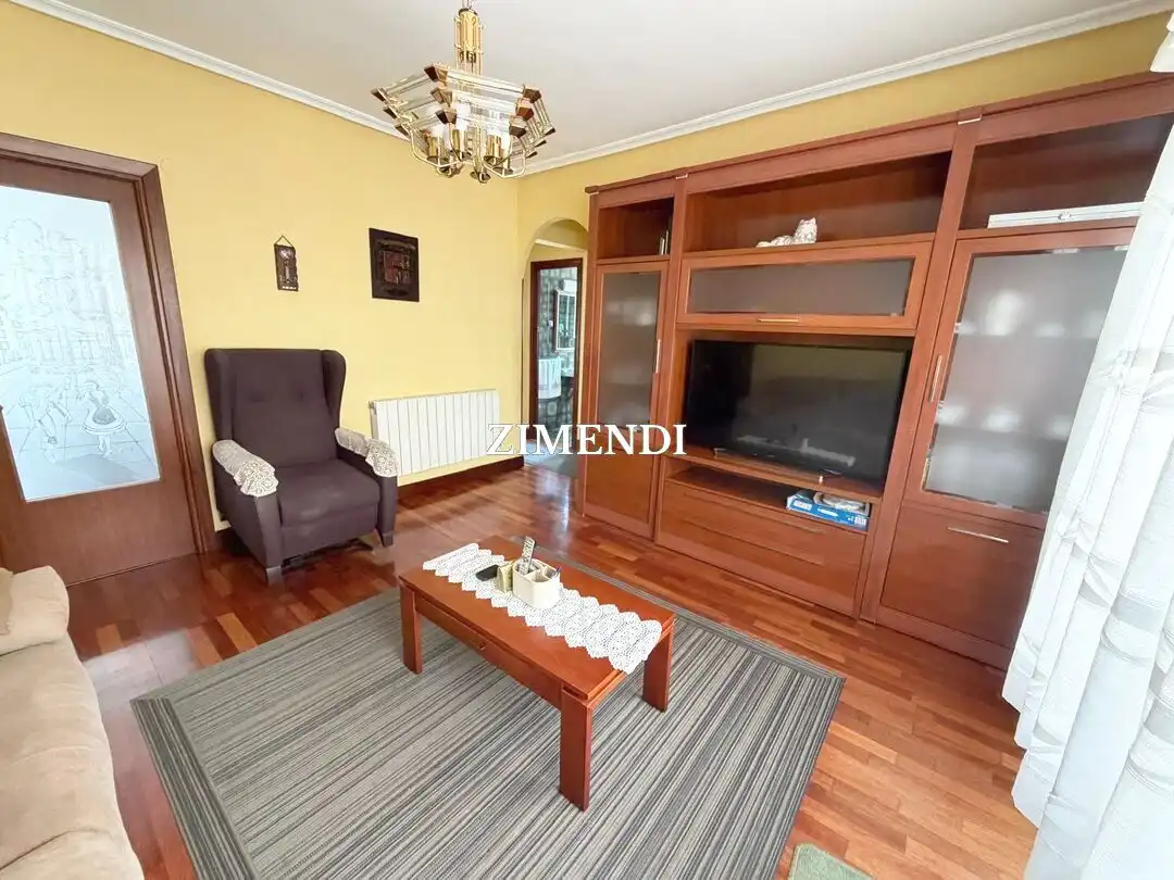 Sala de estar de Piso en venta en Berriz con Calefacción, Trastero y Amueblado