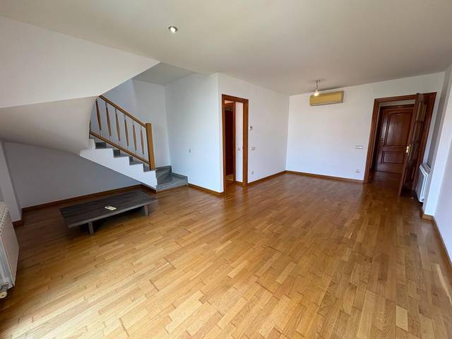 Dúplex en Alquiler en esglesia en Castell - Poble Vell