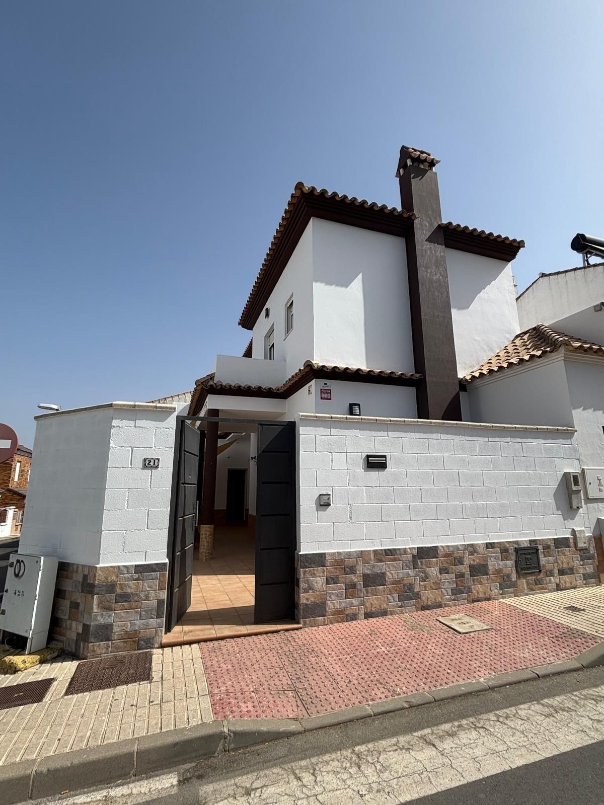Vista exterior de Casa adosada en venda en Cantillana