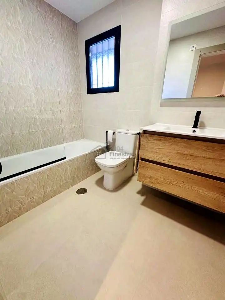 Bathroom of Flat for rent in Benidorm  with Terrace, Furnished and Community pool