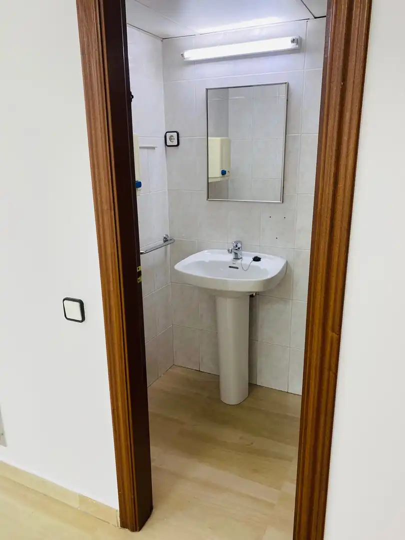Bany de Oficina de lloguer en Cerdanyola del Vallès amb Aire condicionat i Terrassa