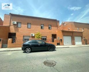 Vista exterior de Casa o xalet en venda en Chozas de Canales amb Jardí privat, Terrassa i Balcó