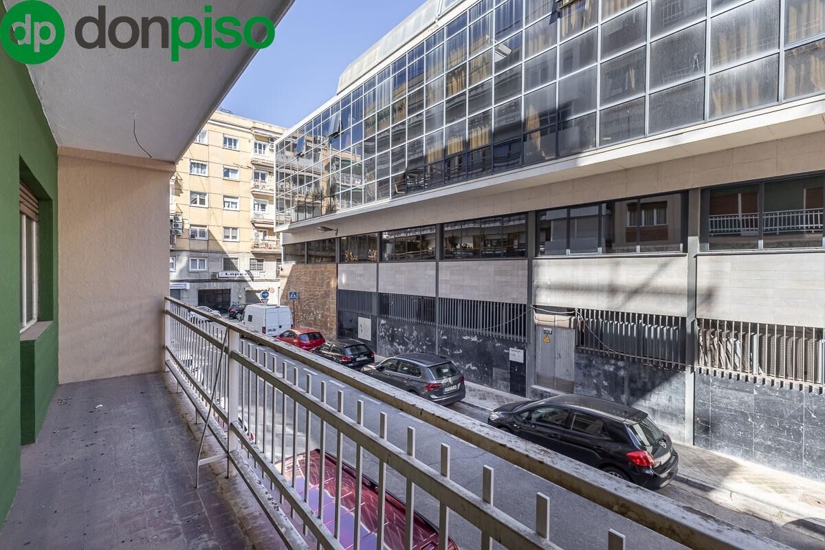 Vista exterior de Piso en venta en  Granada Capital