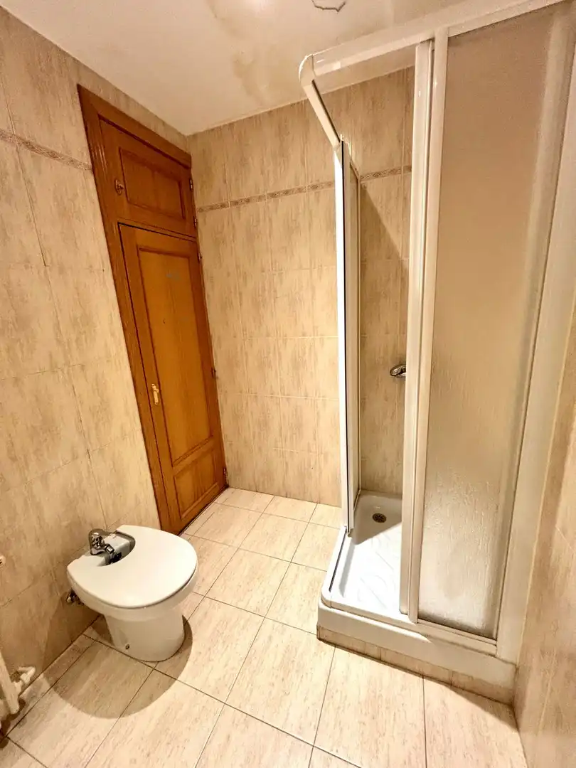 Bathroom of Flat for rent in Madrid  with Air Conditioner, Heating and Parquet flooring