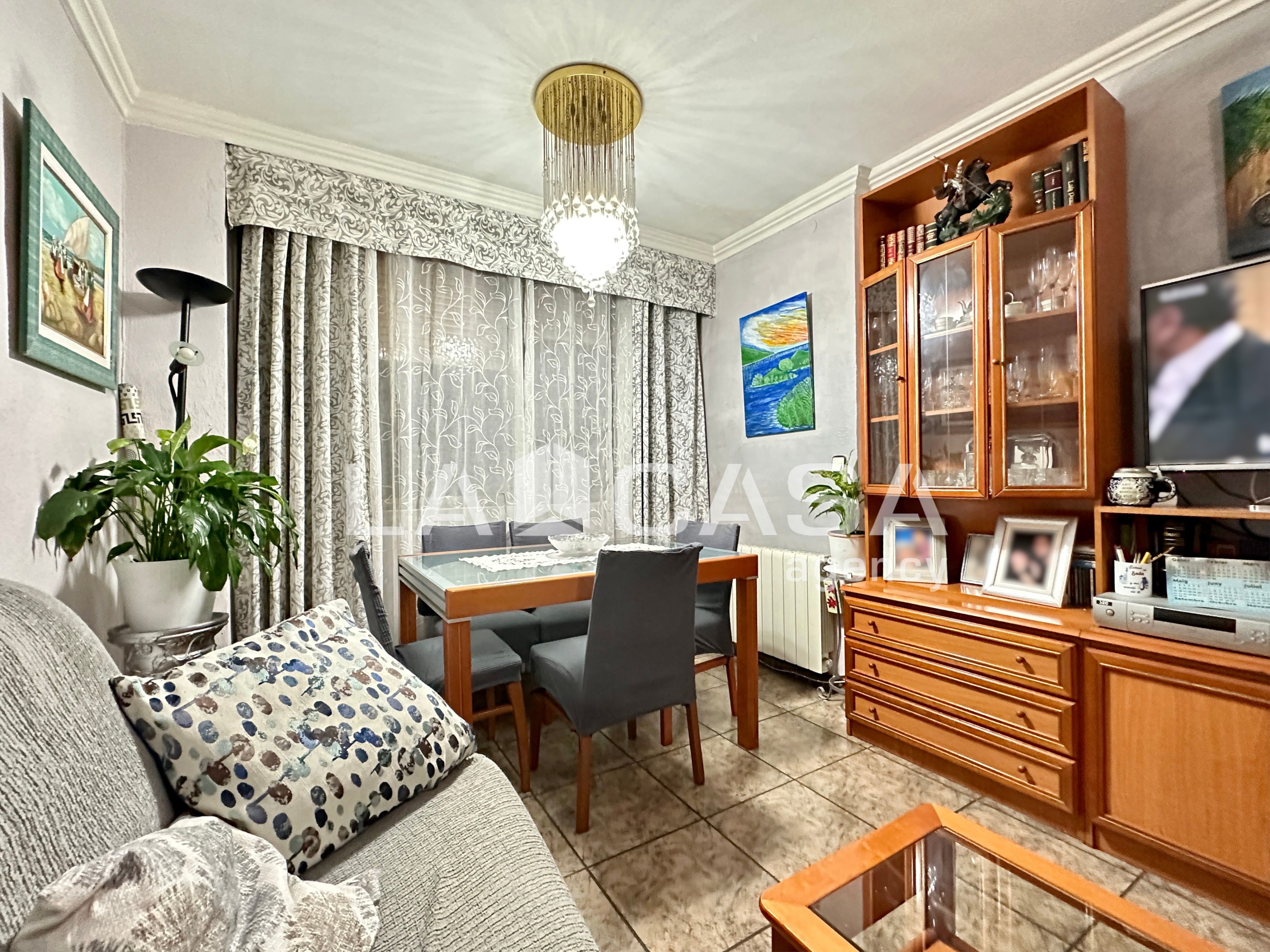 Menjador de Pis en venda en Santa Coloma de Gramenet amb Calefacció