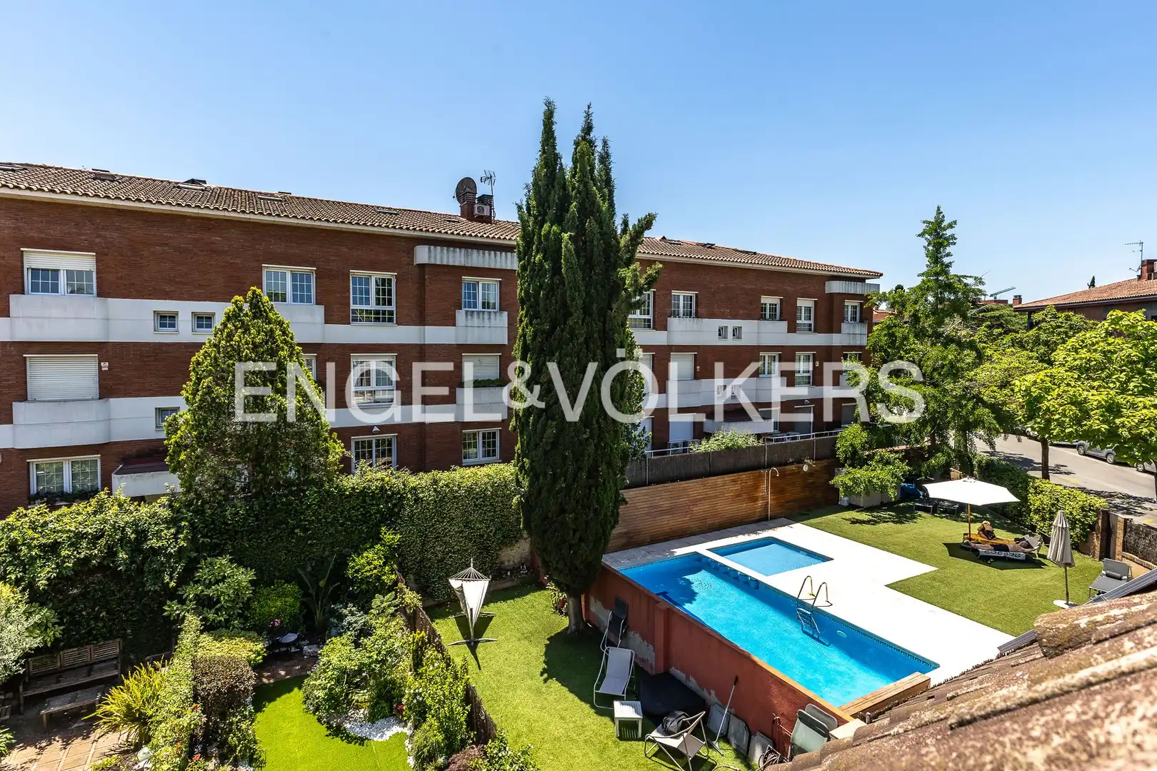 Vista exterior de Casa o xalet en venda en Sant Cugat del Vallès amb Aire condicionat, Calefacció i Jardí privat
