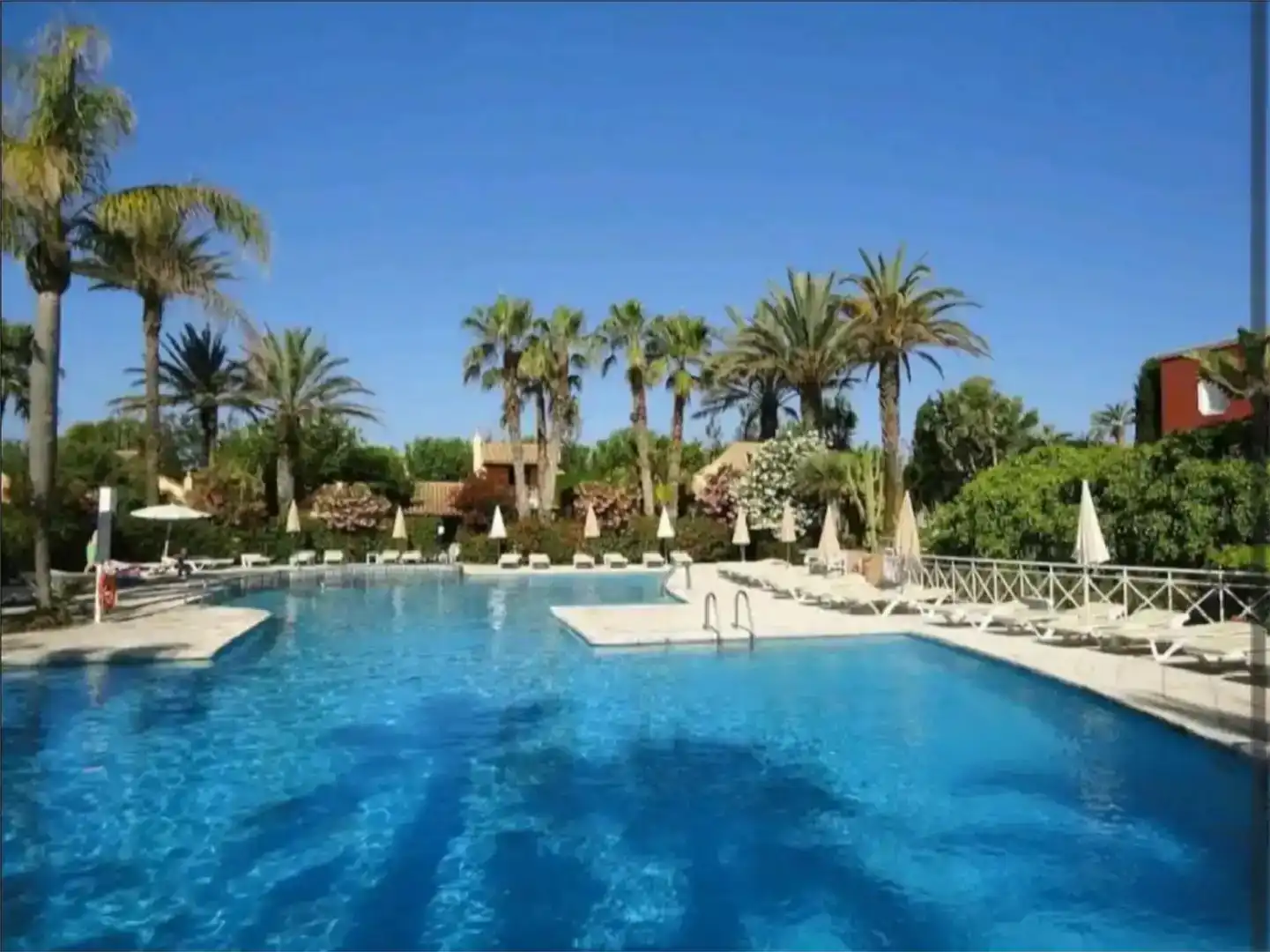 Piscina de Casa adosada de lloguer en Ciutadella de Menorca amb Aire condicionat, Jardí privat i Piscina