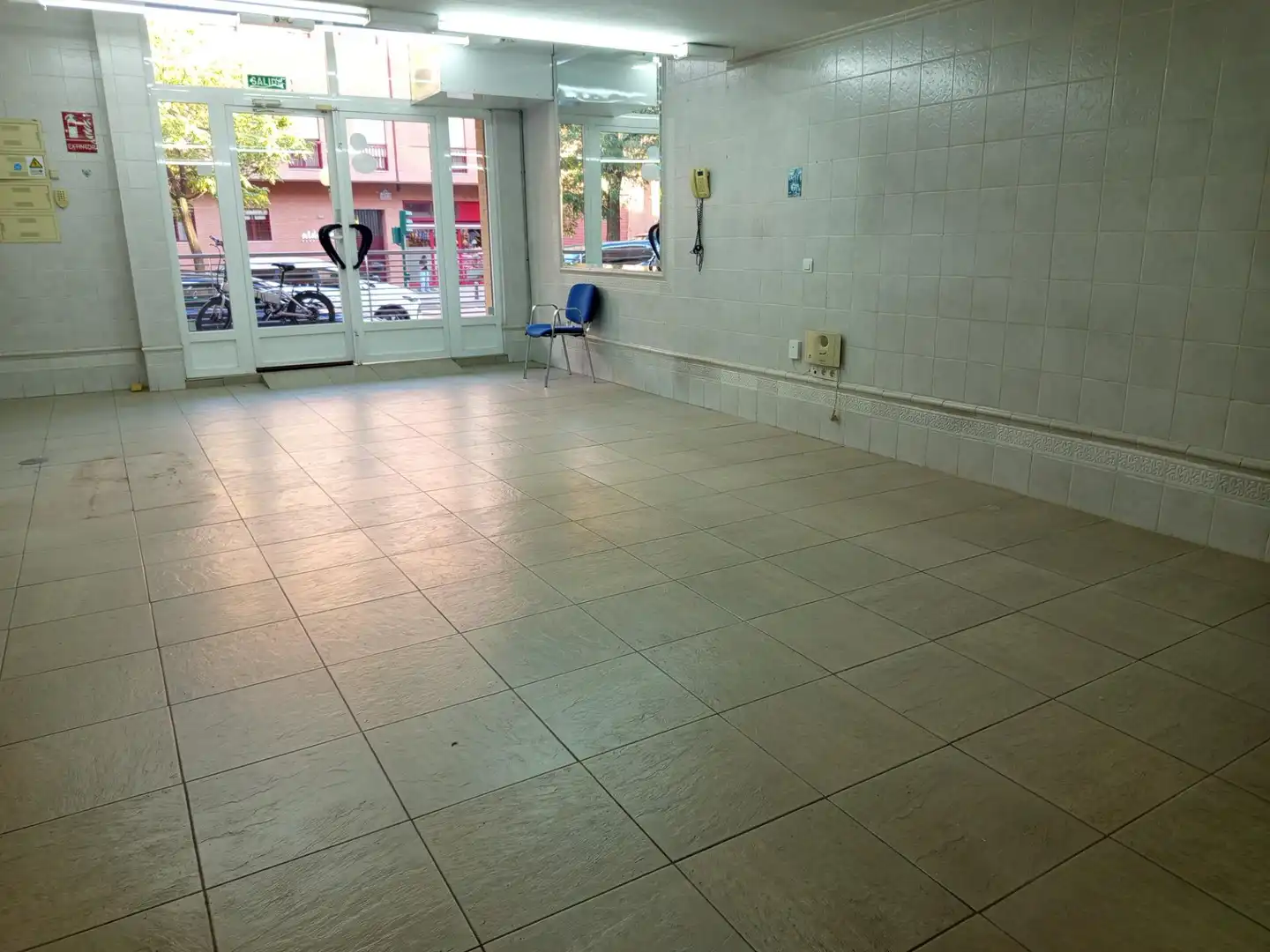 Local comercial de lloguer a Genil, imagen 3
