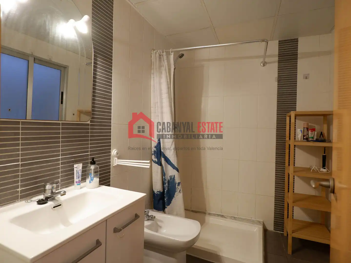 Baño de Estudio de alquiler en Valencia con Aire acondicionado, Amueblado y Balcón