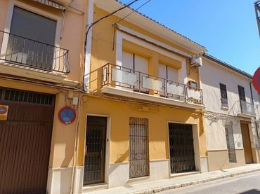 House with balcony for sale in Calle CERVANTES
