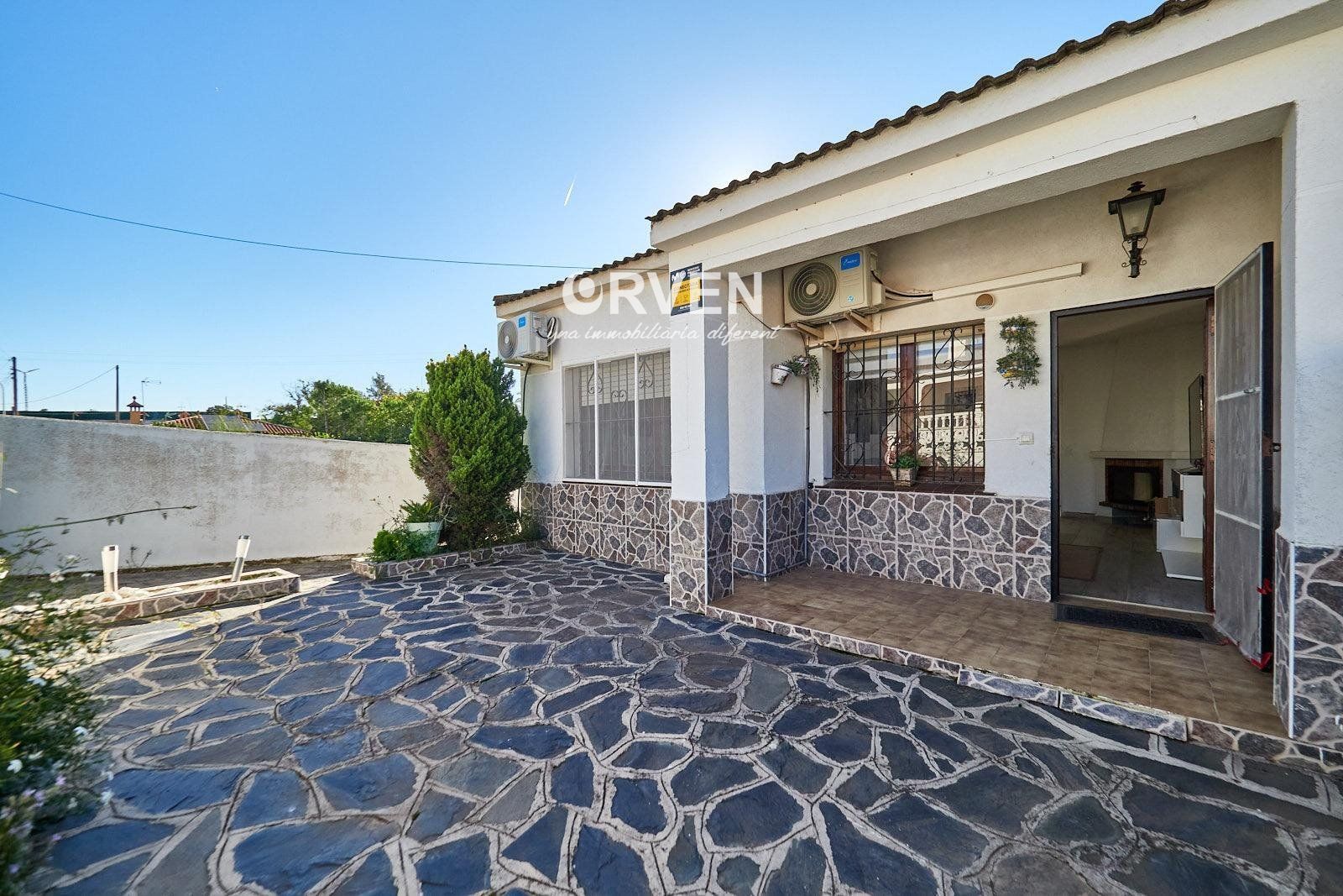 Exterior view of Single-family semi-detached for sale in Albinyana  with Air Conditioner, Heating and Terrace