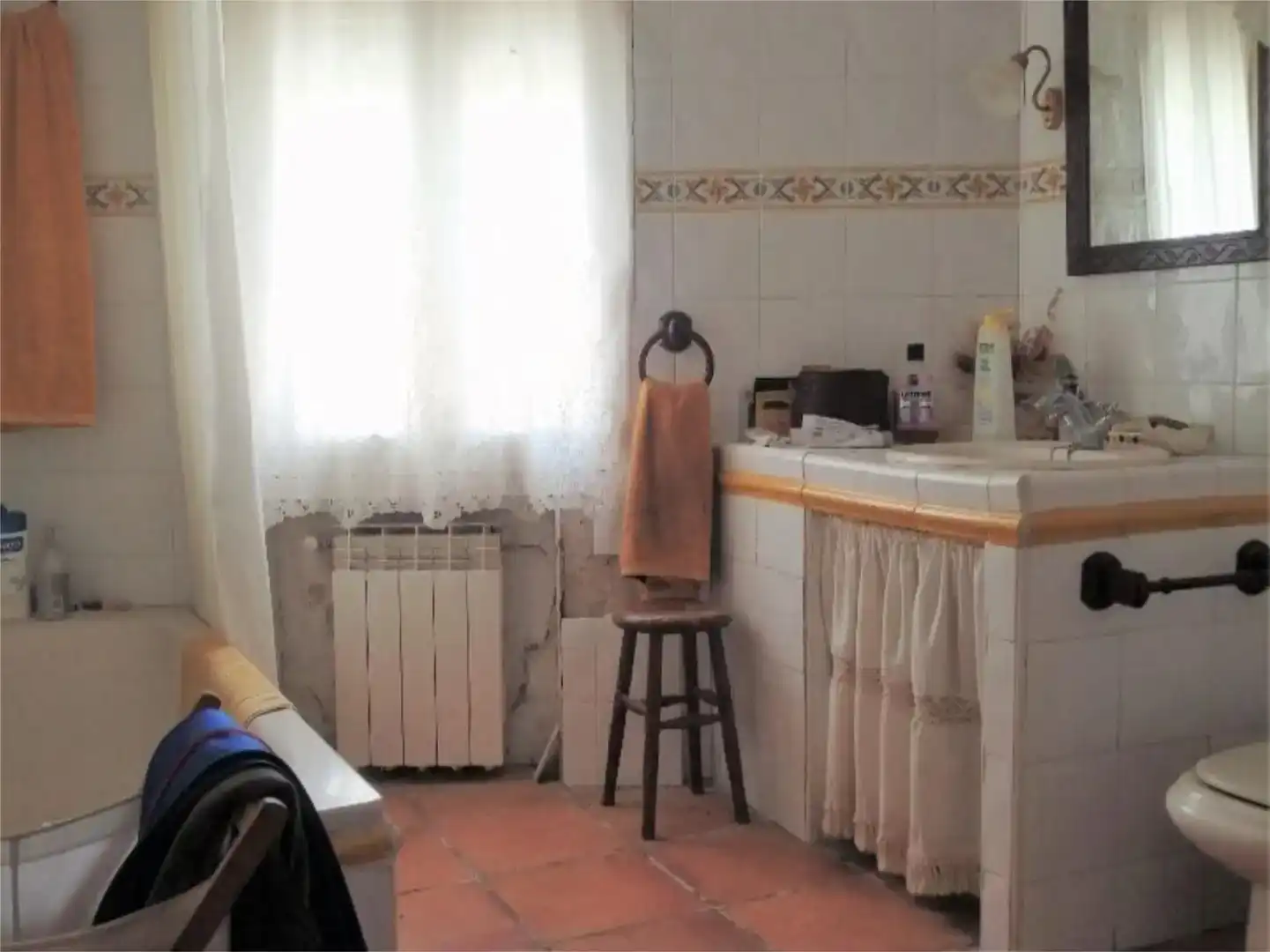 Bany de Finca rústica en venda en Hueva amb Jardí privat, Traster i Moblat