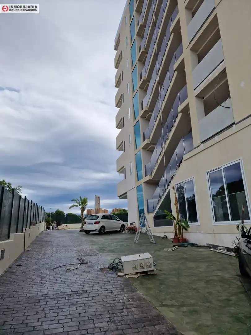 Vista exterior de Àtic en venda en Benidorm amb Aire condicionat, Jardí privat i Terrassa