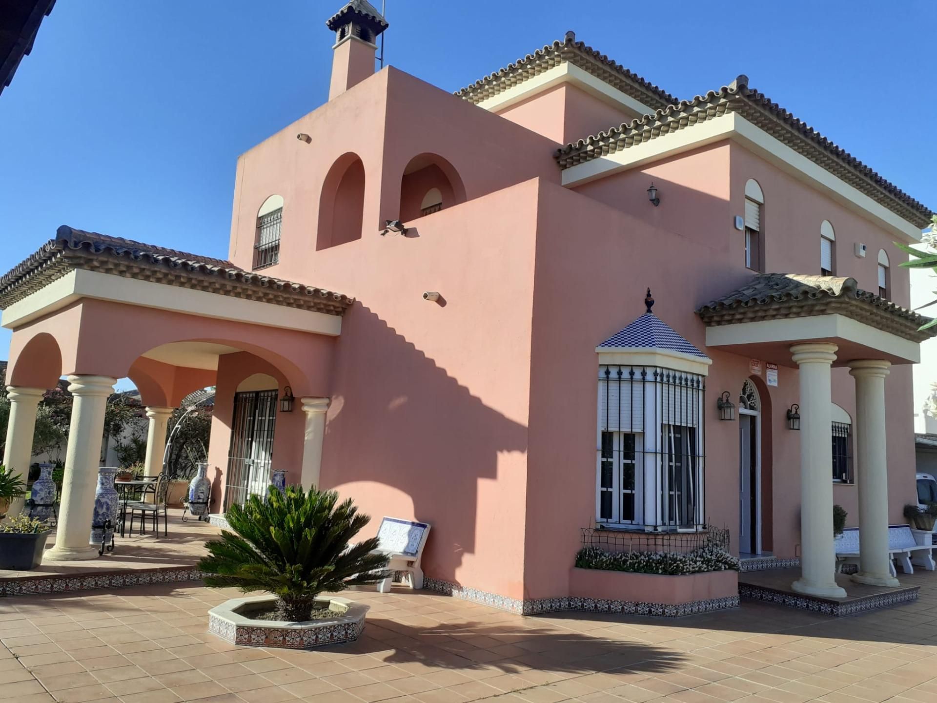 Vista exterior de Casa o chalet en venta en Chiclana de la Frontera con Aire acondicionado, Calefacción y Jardín privado