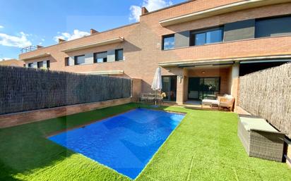 Swimming pool of Single-family semi-detached for sale in El Masnou  with Air Conditioner and Swimming Pool