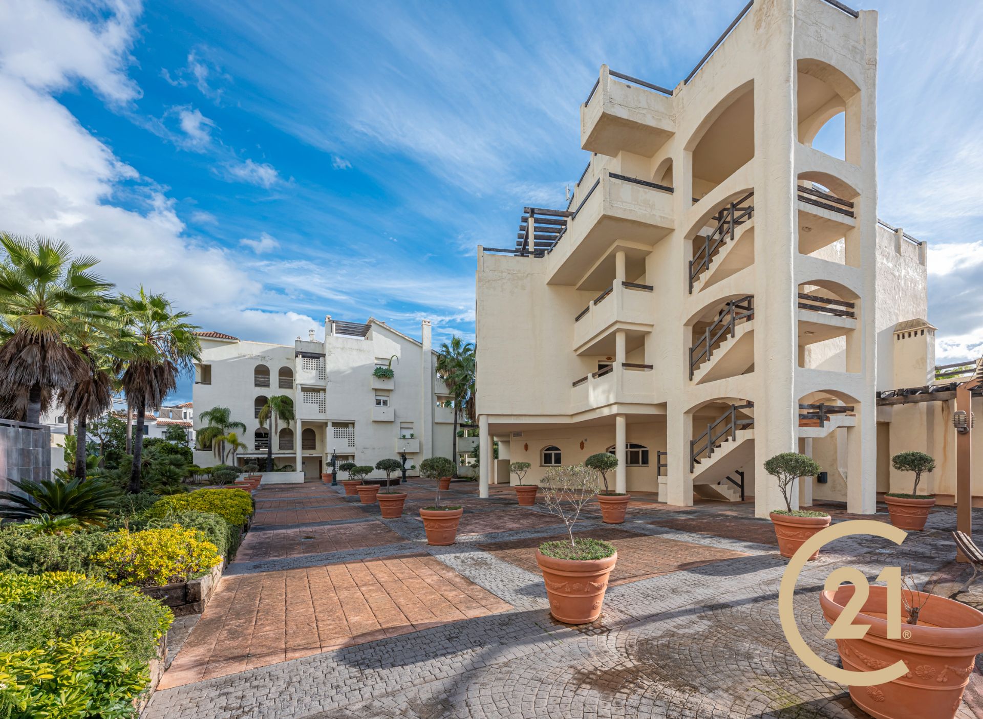 Vista exterior de Dúplex en venta en Estepona con Aire acondicionado, Terraza y Amueblado