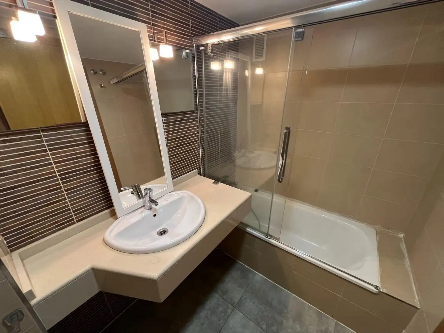 Baño de Apartamento en venta en Alicante / Alacant con Aire acondicionado, Calefacción y Jardín privado