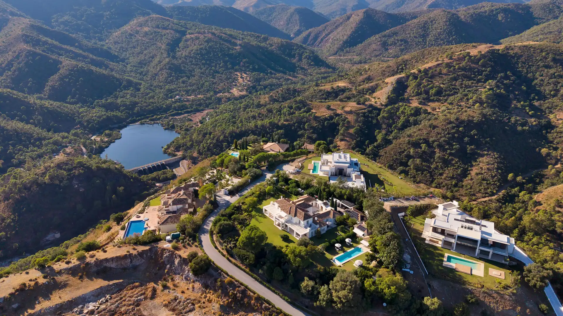Vista exterior de Casa o xalet de lloguer en Benahavís amb Calefacció, Jardí privat i Terrassa