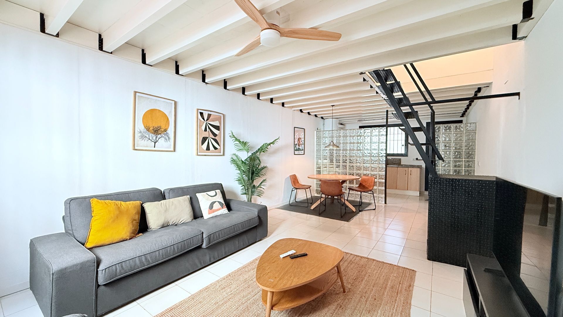 Living room of Flat for sale in  Barcelona Capital  with Storage room and Furnished