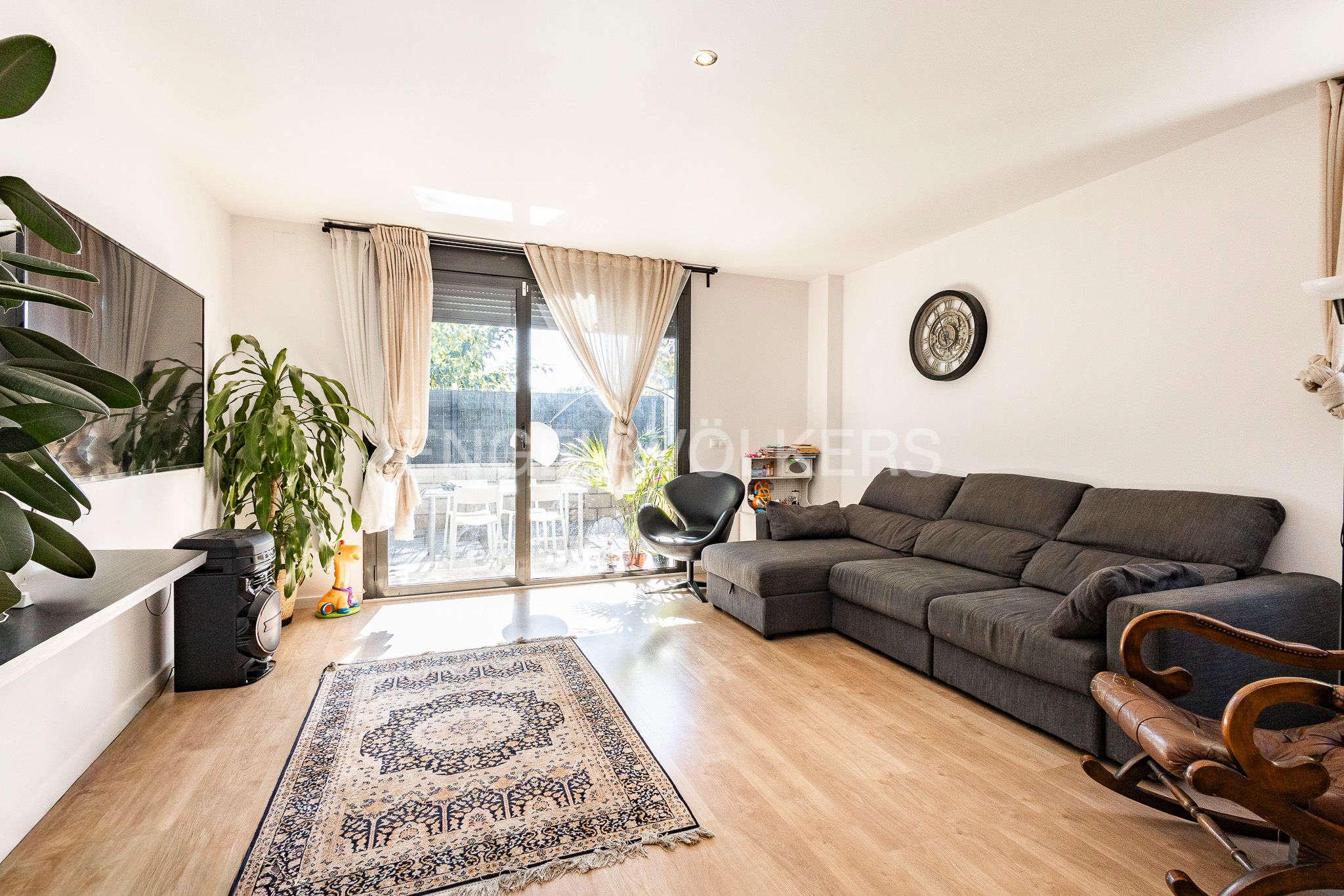 Sala d'estar de Apartament en venda en Sitges amb Aire condicionat, Calefacció i Jardí privat