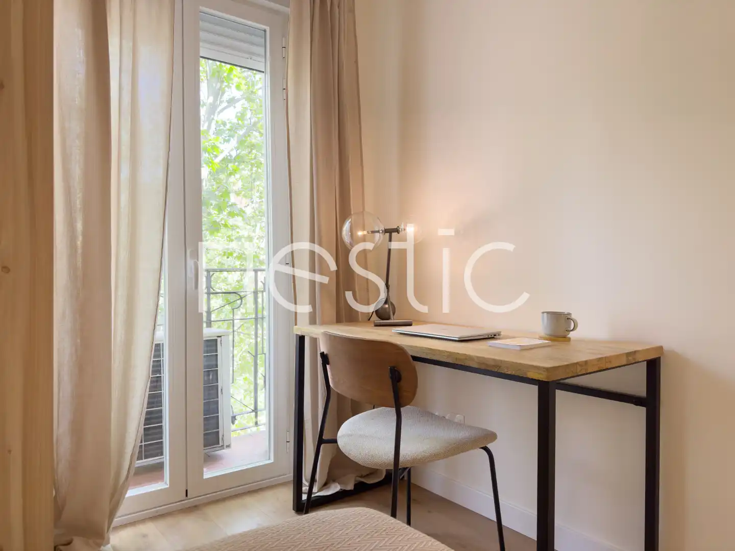 Dormitori de Apartament de lloguer en Madrid amb Aire condicionat, Calefacció i Moblat