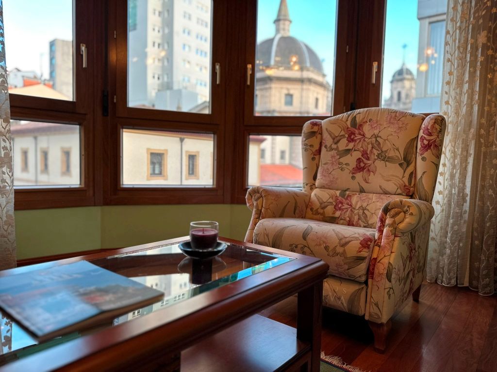 Living room of Flat to rent in Gijón   with Heating, Parquet flooring and Furnished