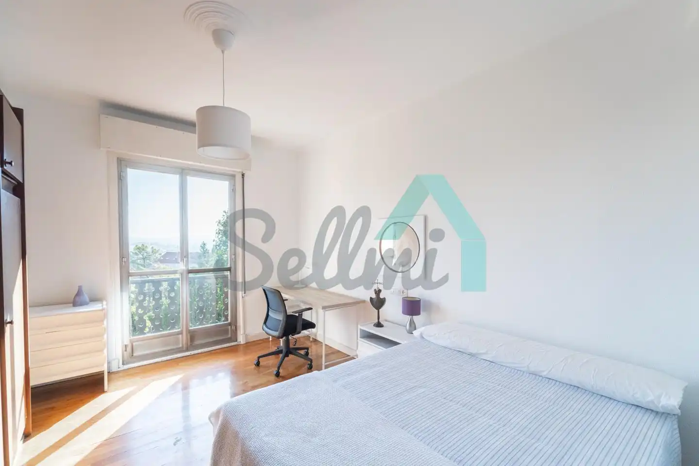 Schlafzimmer von Wohnung zur untervermieten in Oviedo  mit Heizung, Parkett und Möbliert