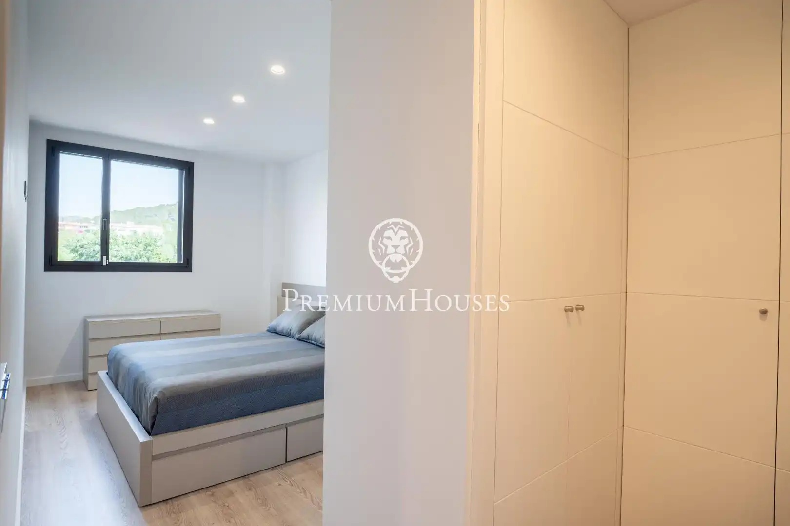 Schlafzimmer von Erdgeschoss zum Verkauf in Sitges mit Klimaanlage, Privatgarten und Parkett