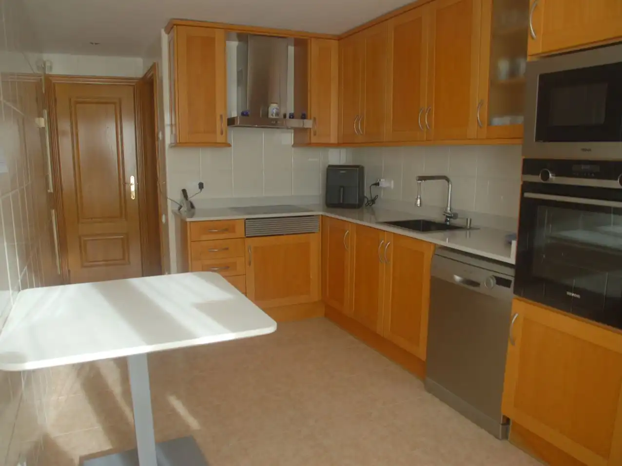Cocina de Piso en venta en L'Hospitalet de Llobregat con Aire acondicionado, Terraza y Balcón