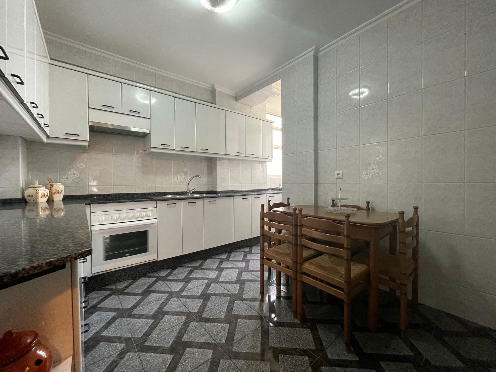 Cuina de Pis en venda en Ferrol amb Forn i Rentadora