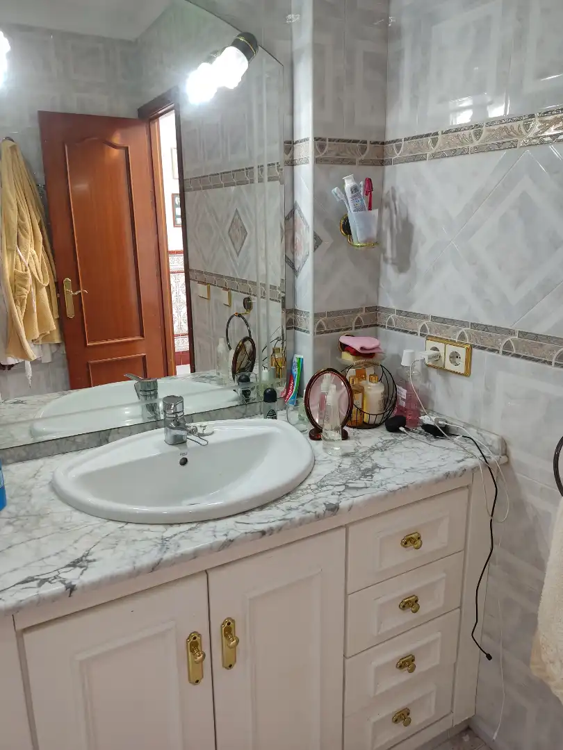 Badezimmer von Einfamilien-Reihenhaus zum Verkauf in Barbate mit Klimaanlage, Heizung und Terrasse