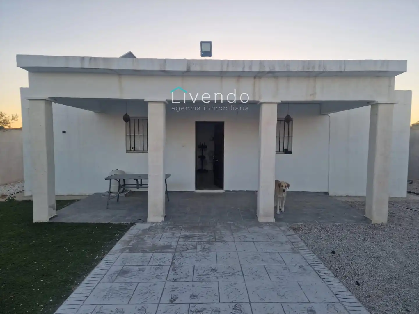 Vista exterior de Casa o xalet en venda en Chiclana de la Frontera amb Piscina