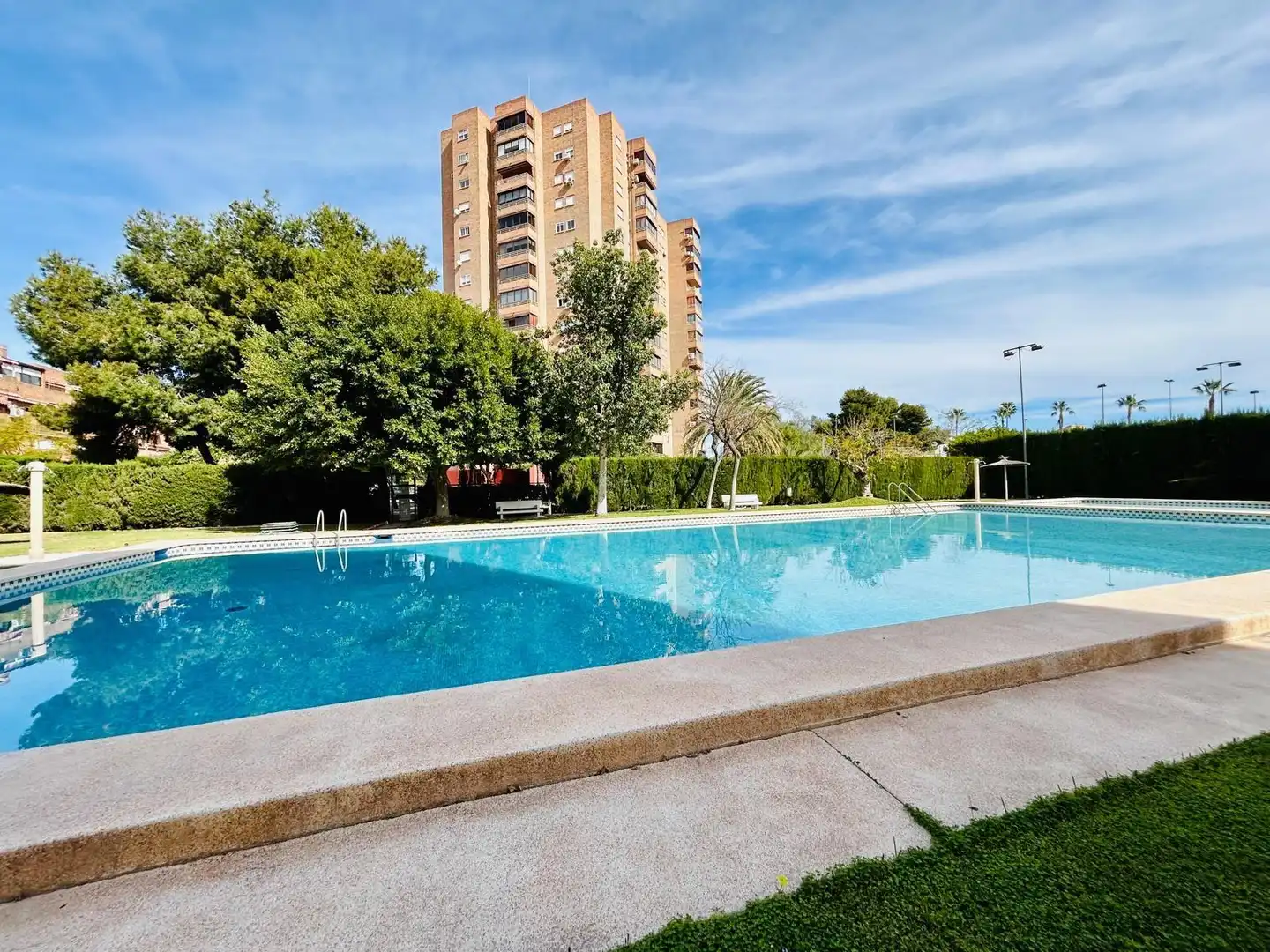 Piscina de Pis en venda en Alicante / Alacant amb Aire condicionat, Jardí privat i Moblat