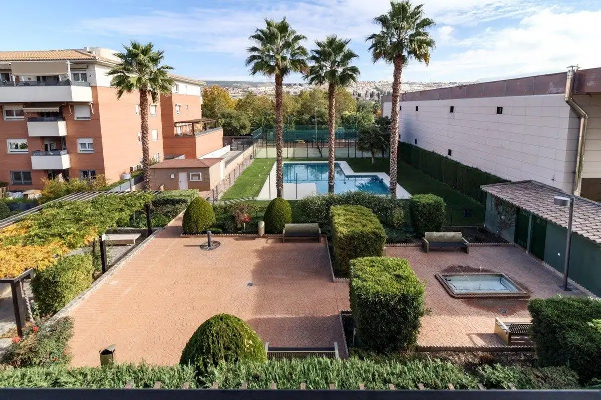 Schwimmbecken von Wohnung zur Miete in Granada mit Klimaanlage, Heizung und Privatgarten